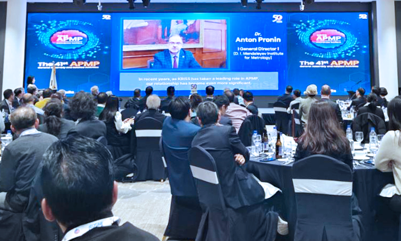 АЗИ НОМХОН ДАЛАЙН ХЭМЖИЛ ЗҮЙН ХӨТӨЛБӨР (APMP)-ИЙН 2025 ОНЫ 41 ДҮГЭЭР ЕРӨНХИЙ ЧУУЛГАНЫ УУЛЗАЛТ, СЕМИНАР ЗОХИОН БАЙГУУЛАГДЛАА
��Бүгд Найрамдах Солонгос Улсын Инчон хотод 2025 оны 11 дүгээр сарын 21-28-ны өдрүүдэд “Ази номхон далайн хэмжил зүйн хөтөлбөр (APMP) -ийн 41 дүгээр Ерөнхий чуулганы уулзалт, семинар” амжилттай зохион байгуулагдлаа. 
Ерөнхий чуулганы уулзалт, семинарт 33 улс орны Үндэсний хэмжил зүйн хүрээлэн, Хэмжил зүйн төв байгууллага, хэмжил зүйн мэргэжлийн байгууллагын нийт 350 гаруй төлөөлөгч оролцлоо.
✅Энэхүү Ерөнхий чуулганы хуралдаанд Стандарт, хэмжил зүйн газрын дарга С.Батбаатар, Хэмжил зүйн хүрээлэнгийн дарга Д.Дамбасүрэн, Хэмжил зүйн хүрээлэнгийн Массын эталоны лабораторийн ахлах мэргэжилтэн Э.Март, Бүтээгдэхүүн, тогтолцооны баталгаажуулалтын газрын мэргэжилтэн Б.Түвшинбаяр нар оролцсон юм.
��Ерөнхий чуулганы хүрээнд 2025 онд Ази номхон далайн хэмжил зүйн хөтөлбөр болон улс орнуудын Үндэсний хэмжил зүйн хүрээлэн, Хэмжил зүйн төв байгууллага, хэмжил зүйн мэргэжлийн байгууллагуудын хамтын ажиллагааны
стратеги төлөвлөгөөний хэрэгжилт, хэмжил зүйн үйл ажиллагааны үр дүн, биелэлт, цаашид 2026-2029 оны хооронд хэрэгжүүлэх стратеги, үйл ажиллагааны талаар хэлэлцэж, холбогдох шийдвэрүүдийг гаргасан.
��Мөн дэлхийн улс орнуудын тулгамдсан асуудал болох хүнсний аюулгүй байдал, уур амьсгалын өөрчлөлт, цэвэр агаар, эрүүл мэндийн хэмжил зүйн асуудал, эрчим хүч, цэвэр ус, дижитал шилжилт зэрэг сэдэв, агуулгын хүрээнд хэмжил зүйн гүйцэтгэх үүрэг, ач холбогдол, хамтын ажлын уялдаа холбоо, хэмжил зүйн асуудлыг шийдвэрлэх арга зам, олон улсын болон бусад улс орны сайн туршлага, шинэ техник технологи, инновацыг үндэсний үйлдвэрлэл, олон улсын худалдааг хөгжүүлэх, худалдаан дахь техникийн саад тотгорыг бууруулах, эдийн засгийн хөгжилд хэрхэн дэмжлэг үзүүлэх, нэвтрүүлэх талаар туршлага солилцлоо.
��Ерөнхий чуулган нь улс орны хэмжил зүйн байгууллагын үйл ажиллагаа, хэмжлийн шалгалт тохируулгын чадавх(CMC) -ээ өргөтгөх, хэмжлийн эталоны лабораториудын чадавхыг олон улсад хүлээн зөвшөөрүүлэх чиглэлээр санал гаргах, холбогдох
хэмжлийн техникийн хороод (TC), тусгай ажлын хэсэг(Focus Group,FG), Хөгжиж буй орнуудыг хариуцсан хороо(DEC)-ийн семинар, хуралдаанд оролцон олон улсын болон бүс нутгийн хэмжил зүйн байгууллагуудын стратеги, шинэ стандарт, олон
улсын итгэмжлэлийн тогтолцооны туршлага солилцож, дижитал хэмжил зүй, хиймэл оюун ухаан AI, эрчим хүч, эрүүл мэнд, уур амьсгалын өөрчлөлтөд хэмжил зүйн гүйцэтгэх үүрэг, ач холбогдол, ололт амжилт, шинэ арга, технологийг судлан
үндэсний хэмжил зүйн байгууллагын тогтолцоог сайжруулах, олон улсын түвшинд хүргэх, үйлдвэрлэгч, аж ахуйн нэгж байгууллагууд, иргэд, хэрэглэгчтэй төр хувийн хэвшлийн хамтын ажиллагааг өргөжүүлэх, хэмжил зүйн ажил, үйлчилгээг шуурхай
чанартай хүргэх боломжийг бүрдүүлэхэд чухал, ач холбогдолтой, үр дүнтэй чуулга, уулзалт болж өнгөрлөө.
✅Дашрамд дуулгахад Ерөнхий чуулганы хуралдаанд оролцсон Монгол Улс 2027 онд Ази номхон далайн хэмжил зүйн хөтөлбөр(APMP)-ийн Ерөнхий чуулганы хуралдааныг
Улаанбаатар хотод зохион байгуулах санал тавьж, байр сууриа илэрхийлсэн юм.