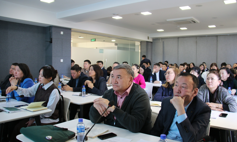 ДУЛААНЫ ТООЛУУР СУУРИЛУУЛАХ, ИМПОРТЛОХ ЭРХ БҮХИЙ БАЙГУУЛЛАГУУДЫН УУЛЗАЛТ БОЛЛОО
&#55357&#56632Эрчим хүчний зохицуулах хороо, Стандарт, хэмжил зүйн газар, УБДС ТӨХК, ОСНААУГ болон тоолуур импортлогч аж ахуй нэгжүүдийн төлөөлөл, дулааны тоолуур суурилуулах, импортлох эрх бүхий байгууллагууд уулзаж, санал солилцлоо.   
&#55357&#56632Уулзалтаар дулааны төлбөрийг хэрэглээнд суурилсан тогтолцоонд шилжүүлэхэд баримтлах бодлого, хэмжих хэрэгсэлд тавигдах шаардлага, хэмжих хэрэгслийн шалгалт баталгаажуулалт, загварын туршилт хийх журам, стандартын талаар мэдээлэл өгч, тулгамдаж буй асуудал, цаашид анхаарах асуудлаар хэлэлцлээ. 
&#55357&#56632Стандарт, хэмжил зүйн газраас Хэмжил зүйн тухай хуульд шинэчлэн батлагдсан “Хэмжих хэрэгсэлд шалгалт хийх журам” болон шинэчлэн батлагдсан “Хэмжих хэрэгслийн загварыг турших, батлах журам”-ын талаар байгууллагуудад мэдээлэл өгсөн юм.