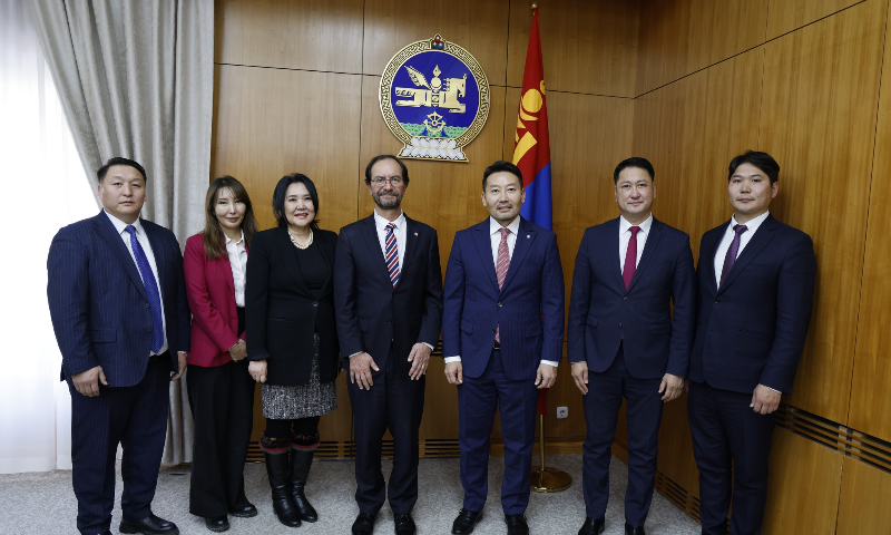 МОНГОЛ УЛСЫН ШАДАР САЙД Х.ГАНХУЯГ ОЛОН УЛСЫН СТАНДАРТЫН БАЙГУУЛЛАГЫН ЕРӨНХИЙ НАРИЙН БИЧГИЙН ДАРГА СЕРЖИО МУЖИКОГ ХҮЛЭЭН АВЧ УУЛЗЛАА
����Монгол Улсын Шадар сайд Х.Ганхуяг Стандарт, хэмжил зүйн газрын дарга С.Батбаатарын урилгаар манай улсад айлчилж буй Олон Улсын Стандартын байгууллагын Ерөнхий нарийн бичгийн дарга Сержио Мужиког хүлээн авч, хамтын ажиллагааны талаар санал солилцлоо. 
✅Уулзалтын эхэнд Шадар сайд Х.Ганхуяг Монгол Улсын Засгийн газар “Чанарын дэд бүтэц”-ийг бүрдүүлэх, тогтвортой хөгжил, эдийн засгийн өсөлт, олон улсын худалдаанд өрсөлдөх чадварыг нэмэгдүүлэх тал дээр ихээхэн анхаарал хандуулж буйг хэллээ. 
✅Энэ хүрээнд Олон Улсын Стандартчиллын байгууллагын “Чадавх бэхжүүлэх хөтөлбөр”-д хамрагдах, Стандарт, хэмжил зүйн газрын боловсон хүчний чадавхыг бэхжүүлэх, шинжээч, мэргэжилтэн солилцох, давтан сургах асуудлаар хамтран ажиллах саналтай байгаагаа илэрхийлсэн юм. 
��ISO буюу Олон Улсын Стандарчлалын байгууллага нь 1947 онд Швейцарь Улсад үүсгэн байгуулагдсан бөгөөд дэлхийн 170 орчим орны гишүүнчлэлээс бүрдсэн, стандарт боловсруулагч, түгээгч, дэлхийн хамгийн том байгууллага юм.