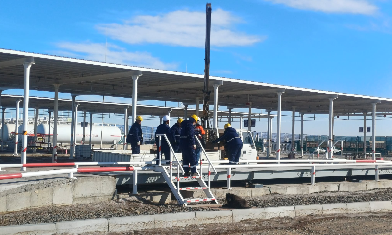 ШИНЭЭР БАРИГДСАН ШАТАХУУН ТҮГЭЭХ СТАНЦ, АВТОМАШИНЫ ЖИНГҮҮДИЙГ АНХДАГЧ БАТАЛГААЖУУЛАЛТАД ХАМРУУЛЛАА.
Канадиан кайдон групп ХХК, Хүндийн хэмжүүр ХХК, Их говь энержи ХХК, Талст орд ХХК-иудын Хатанбулаг сумын Ханги хилийн боомтын нутагт байрлах нүүрс ачих, буулгах талбай болон нүүрсний уурхай, Эйч Эл Ти ХХК-ийн Замын-Үүд сумын нутагт байрлах шингэрүүлсэн хийн түлш шилжүүлэн ачих талбай, ДБДМ ХХК-ийн Өргөн суманд шинээр баригдсан шатахуун түгээх станц зэрэг 6 аж ахуйн нэгжийн шинээр суурилуулсан 4ш автопүү, 2 шатахуун түгээгүүрийг анхдагч, 3ш автопүүг ээлжит баталгаажуулалтад тус тус хамруулан, баталгаажуулалтын гэрчилгээ олгож, хэмжил зүйн хяналтад хамрагдсан 9 иргэнд хэмжил зүйн дотоод хяналтыг хэрэгжүүлэн,  буруу хэмжлийн сөрөг үр дагавраас урьдчилан сэргийлж ажиллах талаар зөвлөгөө өгч ажиллалаа.