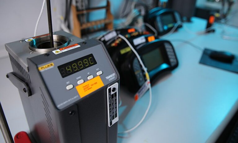 ДАРАЛТ, ТЕМПЕРАТУРЫН ХЭМЖЛИЙН ТӨРЛӨӨР ҮНДЭСНИЙ ЛАБОРАТОРИ ХООРОНДЫН ХАРЬЦУУЛАЛТЫГ АМЖИЛТТАЙ ЗОХИОН БАЙГУУЛЛАА
��Стандарт, хэмжил зүйн газрын Хэмжил зүйн бодлогын газрын Хэмжил зүйн хүрээлэнгээс Даралт, температурын хэмжлийн төрлөөр шалгалт тохируулгын үйл ажиллагаа эрхэлдэг лабораториудын ур чадварыг үнэлэх, үр дүнгийн үнэн бодит байдлыг хангах, чанар хангалтыг сайжруулах зорилгоор “Үндэсний лаборатори хоорондын харьцуулалт”-ыг зохион байгууллаа.
��Харьцуулалтад “Эрдэнэт үйлдвэр” ТӨҮГ, “Эрдэнэт дулааны цахилгаан станц” ТӨХК, “Оюу толгой” ХХК, “ДЦС-2” ТӨХК, “ДЦС-3” ТӨХК, “Дархан дулааны цахилгаан станц” ТӨХК, “Дархан дулааны сүлжээ” ТӨХК, “М Си Эс интернэйшнл” ХХК (Өмнөговь дахь салбар), “Армос” ХХК-ийн лаборатори оролцлоо.
��Уг харьцуулалт нь төрийн болон хувийн хэвшлийн оролцогч лабораториудын хэмжлийн үр дүнг харьцуулах, үнэлэх мөн техникийн чадавхыг дээшлүүлэх, шалгалт тохируулгын ажилтны ур чадварыг MNS ISO/IEC 17025:2018 стандартын шаардлагад нийцүүлэх, тус стандартын дагуу итгэмжлүүлэх, итгэмжлэгдэхээр төлөвлөж буй оролцогч лабораториудад шаардлагатай техникийн нотолгоог бүрдүүлэхэд чухал ач холбогдолтой юм.